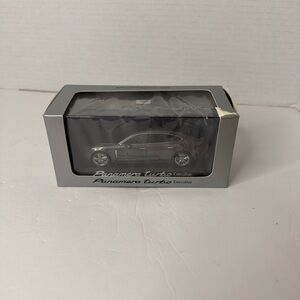 Spark Porsche driver’s selection 143 Porsche Panamera Turbo